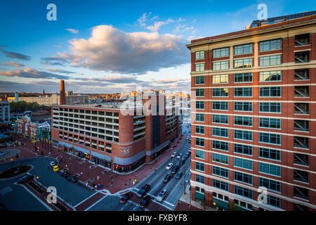 Ansicht von Gebäuden an der Lombard Street bei Sonnenuntergang, in der Innenstadt von Baltimore, Maryland. Stockfoto