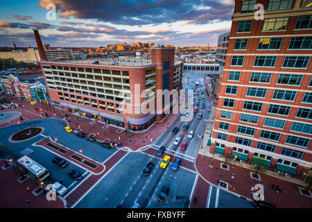 Ansicht von Gebäuden an der Lombard Street bei Sonnenuntergang, in der Innenstadt von Baltimore, Maryland. Stockfoto