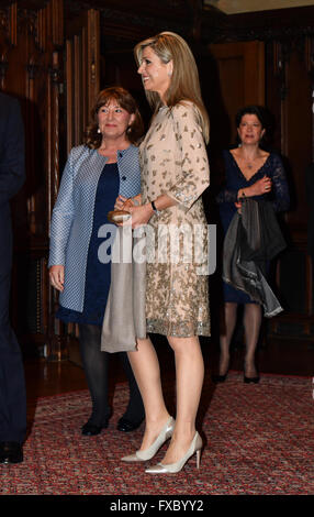 München, Deutschland. 13. April 2016. Königin Maxima der Niederlande besuchen München Rathaus in München, 13. April 2016. Das niederländische Königspaar sind bei einem zweitägigen Besuch in Bayern. Foto: PETER KNEFFEL/Dpa/Alamy Live News Stockfoto