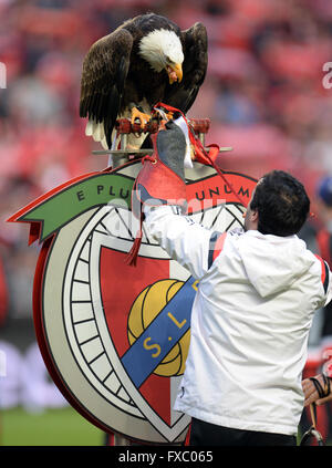 Lissabon, Portugal. 13. April 2016. Adler Maskottchen Victoria von Benfica wird vor der UEFA Champions League-Viertelfinale gesehen zweiten Bein Fußballspiel zwischen SL Benfica und FC Bayern München im Luz Stadium in Lissabon, Portugal, 13. April 2016. Foto: Andreas Gebert/Dpa/Alamy Live-Nachrichten Stockfoto