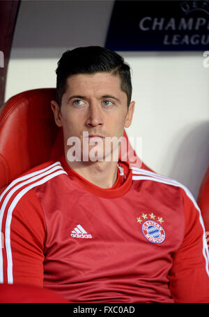 Lissabon, Portugal. 13. April 2016. Münchens Robert Lewandowski sitzt auf der Bank vor der UEFA Champions League-Viertelfinale zweiten Bein Fußballspiel zwischen SL Benfica und FC Bayern München im Luz Stadium in Lissabon, Portugal, 13. April 2016. Foto: Andreas Gebert/Dpa/Alamy Live-Nachrichten Stockfoto