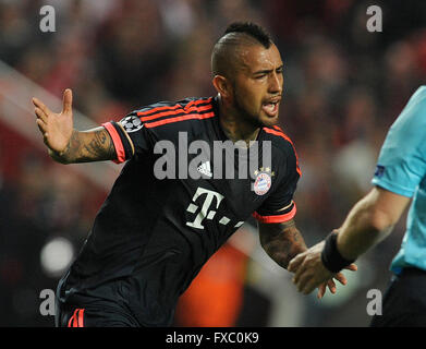 Münchens Arturo Vidal nach den Equalizer-Tor in der UEFA Champions League-Viertelfinale feiert zweiten Bein Fußballspiel zwischen SL Benfica und FC Bayern München im Estadio da Luz in Lissabon, Portugal, 13. April 2016. Foto: Paulo Duarte/dpa Stockfoto