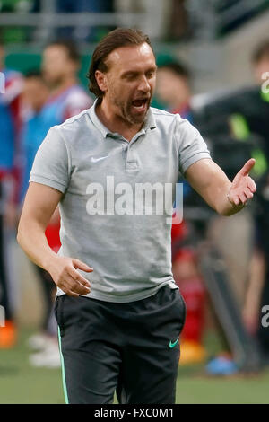 BUDAPEST, Ungarn - 13. April 2016: Headcoach von Ferencvaros, ist Thomas Doll genervt bei Ferencvaros - DVSC ungarischen Cup Halbfinale Fußballspiel im Groupama Arena. Bildnachweis: Laszlo Szirtesi/Alamy Live-Nachrichten Stockfoto