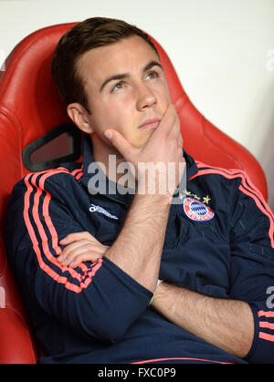 Lissabon, Portugal. 13. April 2016. Münchner Mario Goetze sitzt auf der Bank vor der UEFA Champions League-Viertelfinale zweiten Bein Fußballspiel zwischen SL Benfica und FC Bayern München im Luz Stadium in Lissabon, Portugal, 13. April 2016. Foto: Andreas Gebert/Dpa/Alamy Live-Nachrichten Stockfoto