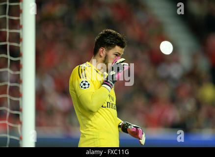 Lissabon, Portugal. 13. April 2016. Benifica der Torwart Ederson während der UEFA-Champions-League-Viertelfinale reagiert zweiten Bein Fußballspiel zwischen SL Benfica und FC Bayern München im Luz Stadium in Lissabon, Portugal, 13. April 2016. Foto: Andreas Gebert/Dpa/Alamy Live-Nachrichten Stockfoto