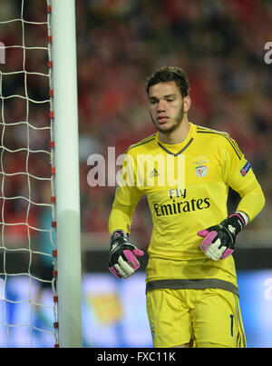 Lissabon, Portugal. 13. April 2016. Benifica der Torwart Ederson während der UEFA-Champions-League-Viertelfinale reagiert zweiten Bein Fußballspiel zwischen SL Benfica und FC Bayern München im Luz Stadium in Lissabon, Portugal, 13. April 2016. Foto: Andreas Gebert/Dpa/Alamy Live-Nachrichten Stockfoto