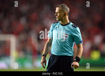 Lissabon, Portugal. 13. April 2016. Niederländische Schiedsrichter Bjoern Kuipers reagiert während der UEFA-Champions-League-Viertelfinale zweiten Bein Fußballspiel zwischen SL Benfica und FC Bayern München im Luz Stadium in Lissabon, Portugal, 13. April 2016. Foto: Andreas Gebert/Dpa/Alamy Live-Nachrichten Stockfoto