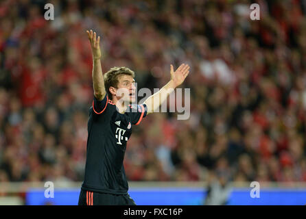 Lissabon, Portugal. 13. April 2016. Münchens Thomas Mueller reagiert während der UEFA-Champions-League-Viertelfinale zweiten Bein Fußballspiel zwischen SL Benfica und FC Bayern München im Luz Stadium in Lissabon, Portugal, 13. April 2016. Foto: Andreas Gebert/Dpa/Alamy Live-Nachrichten Stockfoto