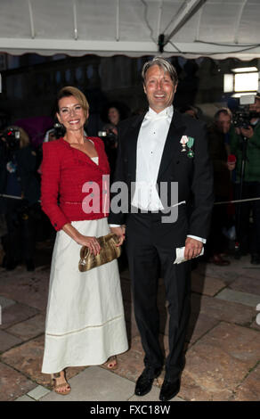 Fredensborg, Dänemark, 13. April 2016. Berühmte Schauspieler ("Le Chiffre" aus James Bond Casino Royale), Mads Mikkelsen und Frau Hanne Jacobsen kommen zu den königlichen Fredensborg Palast, wo dänische Königin Margrethe host ein Staatsbankett anlässlich des mexikanischen Präsidenten, Enrique Peña Nieto, zweitägigen Staatsbesuch in Dänemark. Der Besuch begann heute Mittwoch und folgt der dänischen Königin Besuch in Mexiko im Jahr 2008 und der Kronprinz-Besuch im Jahr 2013. Bildnachweis: OJPHOTOS/Alamy Live-Nachrichten Stockfoto