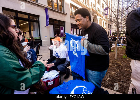 New York, USA. 13. April 2016. Stunden vor eine Bernie Sanders Rallye beginnen soll, verkaufen Anhänger Kampagne Buttons und T-shirts in Schwartz Plaza in der Nähe von Washington Square Park. Über 10.000 Menschen erwartet werden die Rallye für den demokratischen Präsidentschaftskandidaten. Bildnachweis: Stacy Walsh Rosenstock/Alamy Live-Nachrichten Stockfoto