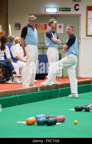 Melton Mowbray, Leicestershire, UK. 13. April 2016. Englische Indoor Bowling Association Nationale Meisterschaften ausgetragen bei Melton und Bezirk Indoor Bowls Club. Das Viertelfinale der Damen und Herren Nationa verdreifacht Teams ausgespielt werden. Bildnachweis: Jim Harrison/Alamy Live-Nachrichten Stockfoto