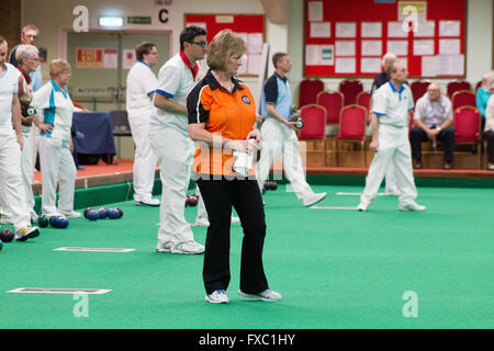 Melton Mowbray, Leicestershire, UK. 13. April 2016. Englische Indoor Bowling Association Nationale Meisterschaften ausgetragen bei Melton und Bezirk Indoor Bowls Club. Das Viertelfinale der Damen und Herren Nationa verdreifacht Teams ausgespielt werden. Bildnachweis: Jim Harrison/Alamy Live-Nachrichten Stockfoto