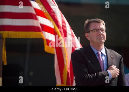 Neu-Delhi, Indien. 12. April 2016. US Minister fuer Verteidigung Ash Carter steht zu Ehren während einer Rückführung Zeremonie des US-Militärangehörige 13. April 2016 in New Dehli, Indien durch die indische Regierung zurückgegeben. Die Reste werden geglaubt, um einen 40er Jahre Army Air Force Aircrew Sturz sein, die in Indien aufgetreten. Bildnachweis: Planetpix/Alamy Live-Nachrichten Stockfoto