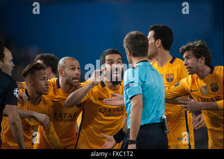 Vicente Calderon Stadion, Madrid, Spanien. 13. April 2016. Barcelona-Spieler protestieren eine Schiedsrichter-Entscheidung in der zweiten Hälfte. UEFA Champions League 2015/16 Viertel Finale zweite Bein Atletico de Madrid Vs Barcelona Credit: Pablo Gonzalez Cebrian/Alamy Live News Stockfoto