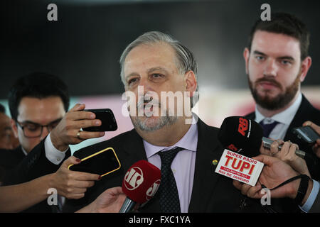 Brasilia, Brasilien. 13. April 2016. Brasilianischen Minister Ricardo Berzoini sagt den Medien, dass er, dass die Regierung von Präsidentin Dilma Rousseff hat genügend Stimmen glaubt, um Anklage im Kongress 13. April 2016 in Brasilia, Brasilien zu stoppen. Rousseff weiterhin Anrufe für ihren Rücktritt ablehnen, weil ihre Anklage von einem massiven Korruptionsskandal nach vorne bewegt. Bildnachweis: Planetpix/Alamy Live-Nachrichten Stockfoto