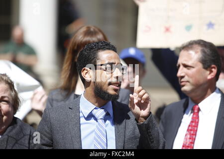 New York City, USA. 13. April 2016. Stadt Councilmember Antonio Reynoso macht einen Punkt mit Kollege Brad Lander. NYC-nahen & High-School-Studenten trat Mitglieder des Stadtrates NYC am Rathaus Schritte für die Umsetzung der vorgeschlagenen Verbot der Verwendung von Plastiktüten in Einzelhandelsumgebungen & für die Ersetzung der wiederverwendbare Stofftaschen an ihrer Stelle Kredit nennen: Andy Katz/Pacific Press/Alamy Live News Stockfoto