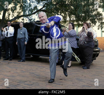 Tampa, Florida, USA. 13. April 2016. Tampa Bürgermeister Bob Buckhorn-Shootings und imaginären Puck nach unfurling einen riesige Banner, um den Blitz-Playoff-Spiel in der Nähe von Rathaus Mittwoch, 13. April 2016 feiern. Bildnachweis: James Borchuck/Tampa Bay Times / ZUMA Draht/Alamy Live News Stockfoto