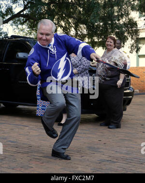 Tampa, Florida, USA. 13. April 2016. Tampa Bürgermeister Bob Buckhorn feiert ein imaginäres Ziel nach unfurling einen riesige Banner, um den Blitz-Playoff-Spiel Mittwoch, 13. April 2016 feiern. Bildnachweis: James Borchuck/Tampa Bay Times / ZUMA Draht/Alamy Live News Stockfoto