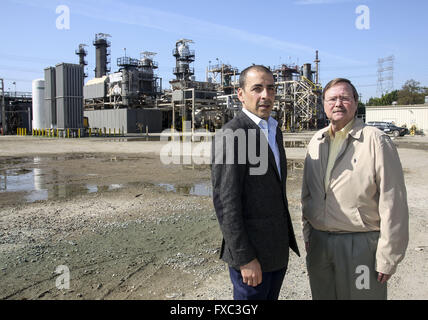 Los Angeles, Kalifornien, USA. 15. März 2016. Michael Oster, links, Chief Executive Officer bei AltAir und Jimmy Crosby, älterer Vizepräsident, Raffination für Alon USA in Paramount Erdölraffinerie. © Ringo Chiu/ZUMA Draht/Alamy Live-Nachrichten Stockfoto