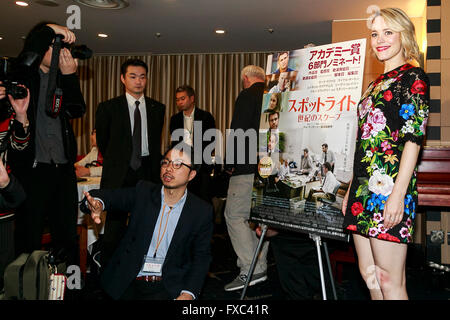 Tokio, Japan. 14. April 2016. Kanadische Schauspielerin Rachel McAdams posiert für die Kameras nach einer Pressekonferenz The Foreign Correspondents Club of Japan am 14. April 2016, Tokio, Japan. Sie ist in Japan, um ihren Film "Spotlight" zu fördern und beteiligte sich an Q&A Sitzungen über den Film, der in Japan am 15. April veröffentlicht werden wird. In dem Film spielt sie einen investigativen Journalist, sondern als über die gegenwärtige Kontroverse Panama Papieren fragte, sagte sie, dass sie keinen Kommentar. Bildnachweis: Rodrigo Reyes Marin/AFLO/Alamy Live-Nachrichten Stockfoto