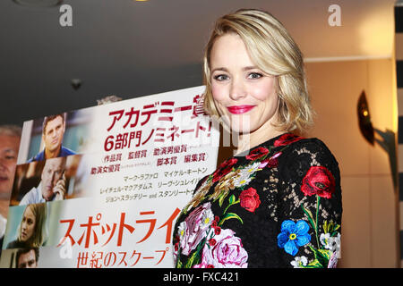 Tokio, Japan. 14. April 2016. Kanadische Schauspielerin Rachel McAdams posiert für die Kameras nach einer Pressekonferenz The Foreign Correspondents Club of Japan am 14. April 2016, Tokio, Japan. Sie ist in Japan, um ihren Film "Spotlight" zu fördern und beteiligte sich an Q&A Sitzungen über den Film, der in Japan am 15. April veröffentlicht werden wird. In dem Film spielt sie einen investigativen Journalist, sondern als über die gegenwärtige Kontroverse Panama Papieren fragte, sagte sie, dass sie keinen Kommentar. Bildnachweis: Rodrigo Reyes Marin/AFLO/Alamy Live-Nachrichten Stockfoto