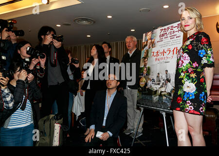 Tokio, Japan. 14. April 2016. Kanadische Schauspielerin Rachel McAdams posiert für die Kameras nach einer Pressekonferenz The Foreign Correspondents Club of Japan am 14. April 2016, Tokio, Japan. Sie ist in Japan, um ihren Film "Spotlight" zu fördern und beteiligte sich an Q&A Sitzungen über den Film, der in Japan am 15. April veröffentlicht werden wird. In dem Film spielt sie einen investigativen Journalist, sondern als über die gegenwärtige Kontroverse Panama Papieren fragte, sagte sie, dass sie keinen Kommentar. Bildnachweis: Rodrigo Reyes Marin/AFLO/Alamy Live-Nachrichten Stockfoto