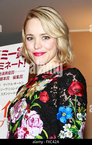 Tokio, Japan. 14. April 2016. Kanadische Schauspielerin Rachel McAdams posiert für die Kameras nach einer Pressekonferenz The Foreign Correspondents Club of Japan am 14. April 2016, Tokio, Japan. Sie ist in Japan, um ihren Film "Spotlight" zu fördern und beteiligte sich an Q&A Sitzungen über den Film, der in Japan am 15. April veröffentlicht werden wird. In dem Film spielt sie einen investigativen Journalist, sondern als über die gegenwärtige Kontroverse Panama Papieren fragte, sagte sie, dass sie keinen Kommentar. Bildnachweis: Rodrigo Reyes Marin/AFLO/Alamy Live-Nachrichten Stockfoto