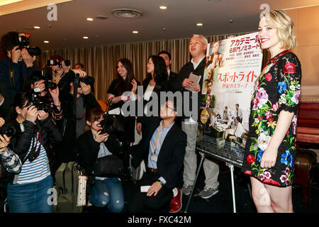 Tokio, Japan. 14. April 2016. Kanadische Schauspielerin Rachel McAdams posiert für die Kameras nach einer Pressekonferenz The Foreign Correspondents Club of Japan am 14. April 2016, Tokio, Japan. Sie ist in Japan, um ihren Film "Spotlight" zu fördern und beteiligte sich an Q&A Sitzungen über den Film, der in Japan am 15. April veröffentlicht werden wird. In dem Film spielt sie einen investigativen Journalist, sondern als über die gegenwärtige Kontroverse Panama Papieren fragte, sagte sie, dass sie keinen Kommentar. Bildnachweis: Rodrigo Reyes Marin/AFLO/Alamy Live-Nachrichten Stockfoto