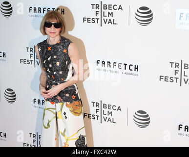 New York, USA. 13. April 2016. Chefredakteurin der amerikanischen Vogue, Anna Wintour posiert auf dem roten Teppich für den Eröffnungsabend des Tribeca Film Festival in New York, USA am 13. April 2016 2016. 2016 Tribeca Film Festival startete hier am Mittwoch. Bildnachweis: Qin Lang/Xinhua/Alamy Live-Nachrichten Stockfoto