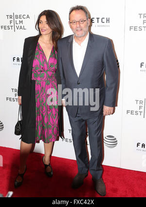 New York, USA. 13. April 2016. Französischen Schauspieler Jean Reno und seine Frau Zofia Borucka posieren auf dem roten Teppich für den Eröffnungsabend des Tribeca Film Festival in New York, USA am 13. April 2016 2016. 2016 Tribeca Film Festival startete hier am Mittwoch. Bildnachweis: Qin Lang/Xinhua/Alamy Live-Nachrichten Stockfoto