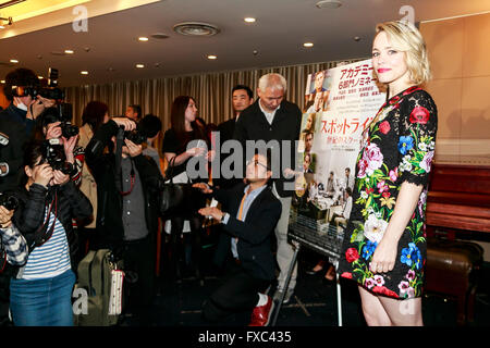 Tokio, Japan. 14. April 2016. Kanadische Schauspielerin Rachel McAdams posiert für die Kameras nach einer Pressekonferenz The Foreign Correspondents Club of Japan am 14. April 2016, Tokio, Japan. Sie ist in Japan, um ihren Film "Spotlight" zu fördern und beteiligte sich an Q&A Sitzungen über den Film, der in Japan am 15. April veröffentlicht werden wird. In dem Film spielt sie einen investigativen Journalist, sondern als über die gegenwärtige Kontroverse Panama Papieren fragte, sagte sie, dass sie keinen Kommentar. Bildnachweis: Rodrigo Reyes Marin/AFLO/Alamy Live-Nachrichten Stockfoto