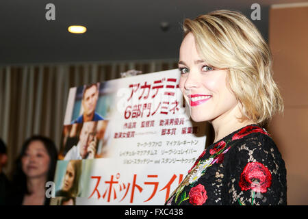 Tokio, Japan. 14. April 2016. Kanadische Schauspielerin Rachel McAdams posiert für die Kameras nach einer Pressekonferenz The Foreign Correspondents Club of Japan am 14. April 2016, Tokio, Japan. Sie ist in Japan, um ihren Film "Spotlight" zu fördern und beteiligte sich an Q&A Sitzungen über den Film, der in Japan am 15. April veröffentlicht werden wird. In dem Film spielt sie einen investigativen Journalist, sondern als über die gegenwärtige Kontroverse Panama Papieren fragte, sagte sie, dass sie keinen Kommentar. Bildnachweis: Rodrigo Reyes Marin/AFLO/Alamy Live-Nachrichten Stockfoto