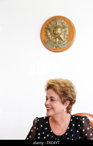 Brasilia, Brasilien. 13. April 2016. Brasilianische Präsidentin Dilma Rousseff reagiert auf einer Pressekonferenz in Brasilia, Hauptstadt von Brasilien, am 13. April 2016. Brasilianische Präsidentin Dilma Rousseff sagte am Mittwoch, sie ist zuversichtlich, dass ihre Anhänger die Abstimmung erforderlich, um ihren Fall Anklage in das Oberhaus des Parlaments bringen bestreiten werden. Bildnachweis: Roberto Stuckert Filho/Brazil Präsidentschaft/Xinhua/Alamy Live-Nachrichten Stockfoto