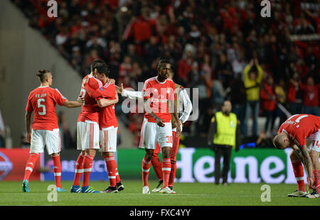 Lissabon, Portugal. 13. April 2016. Benifica der Spieler zu trösten einander nach der UEFA Champions League-Viertelfinale zweite Bein Fußballspiel zwischen SL Benfica und FC Bayern München im Luz Stadium in Lissabon, Portugal, 13. April 2016. Foto: Andreas Gebert/Dpa/Alamy Live-Nachrichten Stockfoto