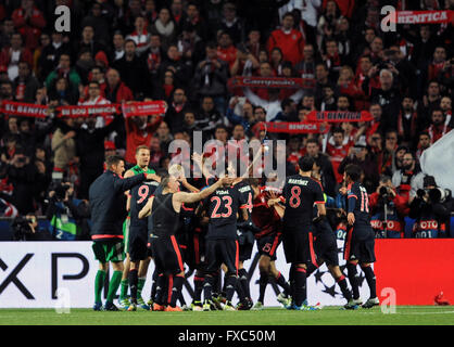 Lissabon, Portugal. 13. April 2016. Münchner Spieler feiern nach der UEFA Champions League-Viertelfinale zweite Bein Fußballspiel zwischen SL Benfica und FC Bayern München im Estadio da Luz in Lissabon, Portugal, 13. April 2016. Foto: Paulo Duarte/Dpa/Alamy Live News Stockfoto