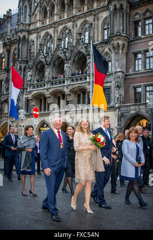 München, Deutschland. 13. April 2016. König Willem-Alexander und Queen Maxima besuchen ein Handel Abendessen in die Neue Und Alte Rathaus in München, Deutschland, 13. April 2016. Der König und die Königin besuchen den Freistaat Bayern in Deutschland 13 und 14. April. Auf der linken Seite ist München Bürgermeister Dieter Reiter. Foto: Patrick van Katwijk / POINT DE VUE OUT - NO WIRE SERVICE-/ Dpa/Alamy Live News Stockfoto