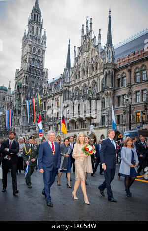 München, Deutschland. 13. April 2016. König Willem-Alexander und Queen Maxima besuchen ein Handel Abendessen in die Neue Und Alte Rathaus in München, Deutschland, 13. April 2016. Der König und die Königin besuchen den Freistaat Bayern in Deutschland 13 und 14. April. Auf der linken Seite ist München Bürgermeister Dieter Reiter. Foto: Patrick van Katwijk / POINT DE VUE OUT - NO WIRE SERVICE-/ Dpa/Alamy Live News Stockfoto