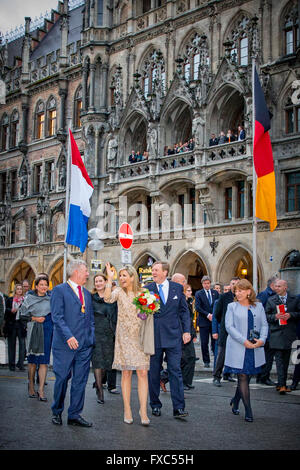 München, Deutschland. 13. April 2016. König Willem-Alexander und Queen Maxima besuchen ein Handel Abendessen in die Neue Und Alte Rathaus in München, Deutschland, 13. April 2016. Der König und die Königin besuchen den Freistaat Bayern in Deutschland 13 und 14. April. Auf der linken Seite ist München Bürgermeister Dieter Reiter. Foto: Patrick van Katwijk / POINT DE VUE OUT - NO WIRE SERVICE-/ Dpa/Alamy Live News Stockfoto