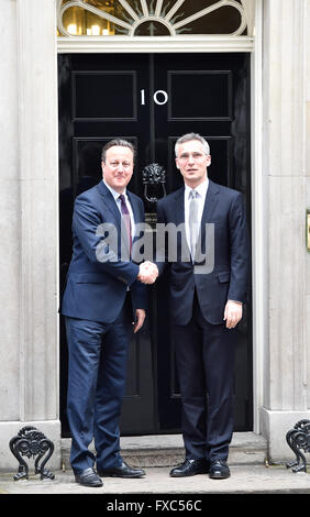 London, UK. 14. April 2016. Premierminister David Cameron begrüßt Generalsekretär der NATO, Jens Stoltenberg in 10 Downing Street. Bildnachweis: Alan West/Alamy Live-Nachrichten Stockfoto