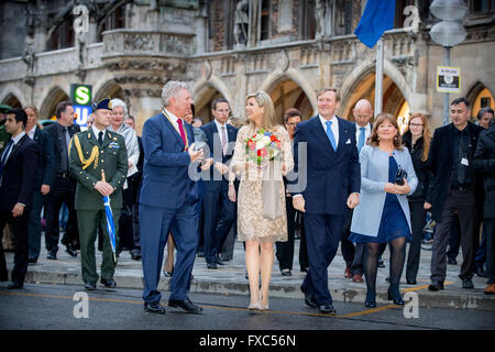 München, Deutschland. 13. April 2016. König Willem-Alexander und Queen Maxima besuchen ein Handel Abendessen in die Neue Und Alte Rathaus in München, Deutschland, 13. April 2016. Der König und die Königin besuchen den Freistaat Bayern in Deutschland 13 und 14. April. Auf der linken Seite ist München Bürgermeister Dieter Reiter. Foto: Patrick van Katwijk / POINT DE VUE OUT - NO WIRE SERVICE-/ Dpa/Alamy Live News Stockfoto