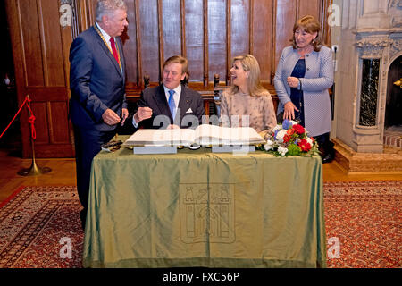 München, Deutschland. 13. April 2016. König Willem-Alexander und Queen Maxima besuchen ein Handel Abendessen in die Neue Und Alte Rathaus in München, Deutschland, 13. April 2016. Der König und die Königin besuchen den Freistaat Bayern in Deutschland 13 und 14. April. Auf der linken Seite ist München Bürgermeister Dieter Reiter. Foto: Patrick van Katwijk / POINT DE VUE OUT - NO WIRE SERVICE-/ Dpa/Alamy Live News Stockfoto