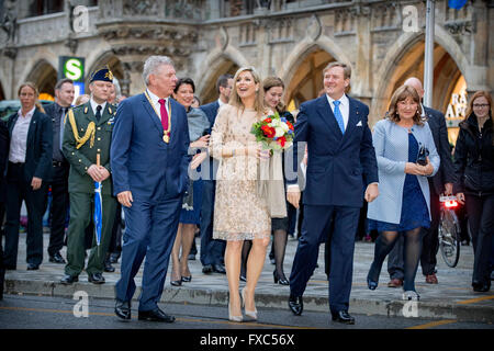 München, Deutschland. 13. April 2016. König Willem-Alexander und Queen Maxima besuchen ein Handel Abendessen in die Neue Und Alte Rathaus in München, Deutschland, 13. April 2016. Der König und die Königin besuchen den Freistaat Bayern in Deutschland 13 und 14. April. Auf der linken Seite ist München Bürgermeister Dieter Reiter. Foto: Patrick van Katwijk / POINT DE VUE OUT - NO WIRE SERVICE-/ Dpa/Alamy Live News Stockfoto