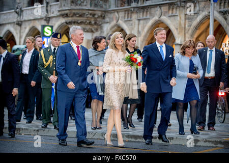 München, Deutschland. 13. April 2016. König Willem-Alexander und Queen Maxima besuchen ein Handel Abendessen in die Neue Und Alte Rathaus in München, Deutschland, 13. April 2016. Der König und die Königin besuchen den Freistaat Bayern in Deutschland 13 und 14. April. Auf der linken Seite ist München Bürgermeister Dieter Reiter. Foto: Patrick van Katwijk / POINT DE VUE OUT - NO WIRE SERVICE-/ Dpa/Alamy Live News Stockfoto