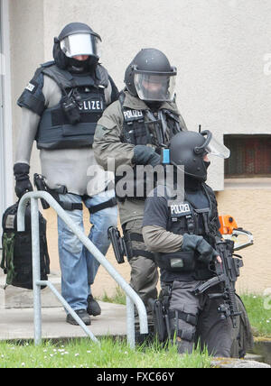 Schkeuditz, Deutschland. 14. April 2016. Spezielle Task Force Polizeieinheiten lassen ein Haus nach einer Geiselnahme in Schkeuditz, Deutschland, 14. April 2016. Am Donnerstag im Bezirk Doelzig in Schkeuditz befestigte sich ein Mann in seiner Wohnung, Inhaftierung von mehreren Personen. Die 29 Jahre alte Mann gab bei etwa 10:30. Foto: SEBASTIAN WILLNOW/Dpa/Alamy Live News Stockfoto