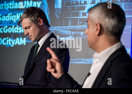 London, UK. 12. April. London bürgermeisterliche Wahldebatte am Institute of Directors mit konservativen Kandidaten Zac Goldsmith (L) und Sadiq Khan, (R) von der Labour Party Credit: Guy Corbishley/Alamy Live News Stockfoto