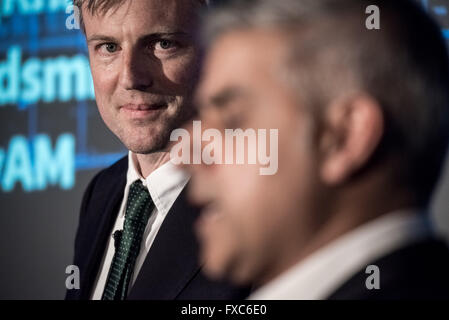 London, UK. 12. April. London bürgermeisterliche Wahldebatte am Institute of Directors mit konservativen Kandidaten Zac Goldsmith (L) und Sadiq Khan, (R) von der Labour Party Credit: Guy Corbishley/Alamy Live News Stockfoto