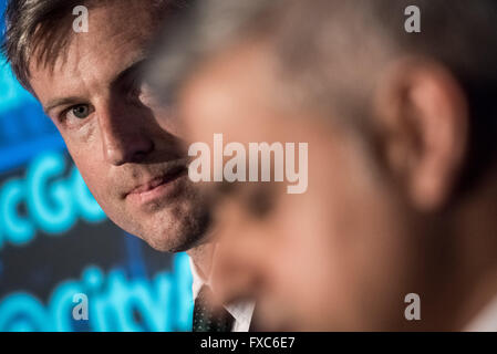 London, UK. 12. April. London bürgermeisterliche Wahldebatte am Institute of Directors mit konservativen Kandidaten Zac Goldsmith (L) und Sadiq Khan, (R) von der Labour Party Credit: Guy Corbishley/Alamy Live News Stockfoto