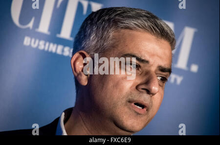 London, UK. 12. April. London bürgermeisterliche Wahldebatte am Institute of Directors mit Sadiq Khan (im Bild) von der Labour-Partei und der konservativen Kandidaten Zac Goldsmith Credit: Guy Corbishley/Alamy Live News Stockfoto