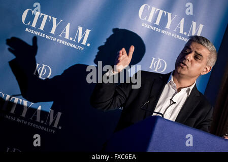 London, UK. 12. April. London bürgermeisterliche Wahldebatte am Institute of Directors mit Sadiq Khan (im Bild) von der Labour-Partei und der konservativen Kandidaten Zac Goldsmith Credit: Guy Corbishley/Alamy Live News Stockfoto