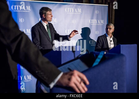 London, UK. 12. April. London bürgermeisterliche Wahldebatte am Institute of Directors mit konservativen Kandidaten Zac Goldsmith (L) und Sadiq Khan, (R) von der Labour Party Credit: Guy Corbishley/Alamy Live News Stockfoto